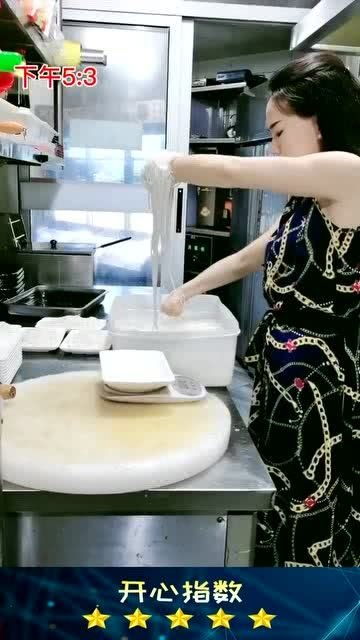 白天厂里文员,晚上夜宵店服务员