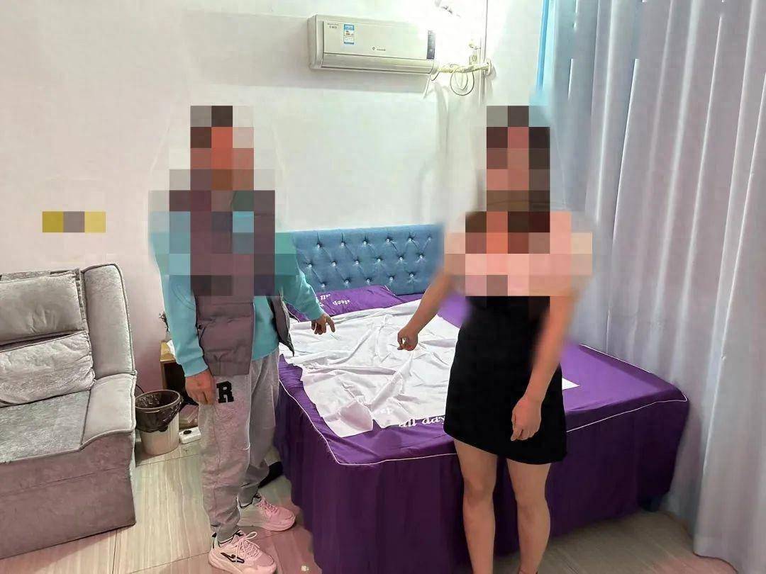赣州两家足浴馆暗藏玄机，警方突袭擒五人，原来“特殊服务”附赠理发